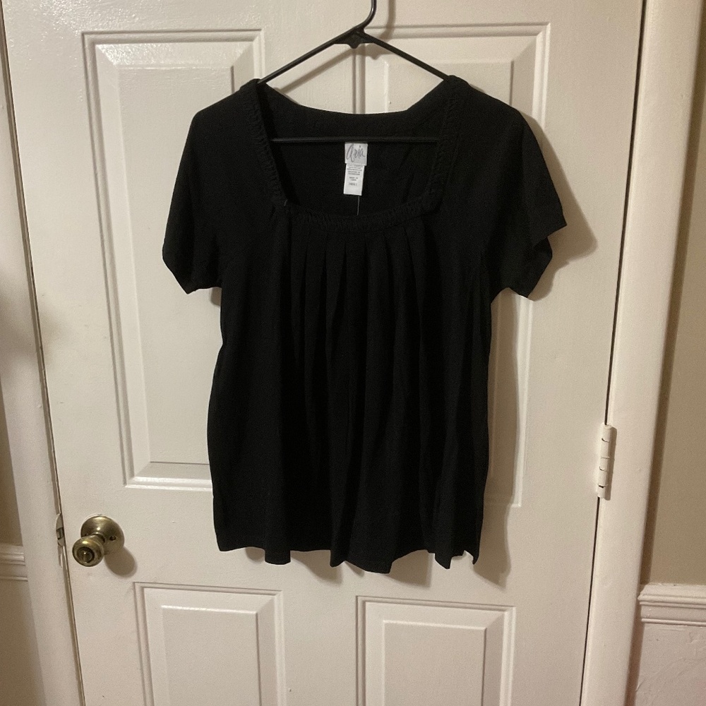 3/$12 Sale NWT Aria Scoop Neck Black Top